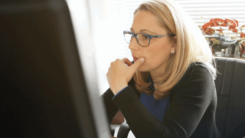 PCに向き合い自己分析をする女性