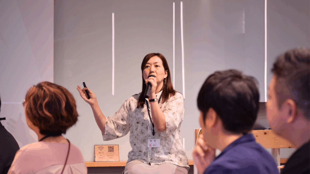 スピーカーとして壇上で語る松井氏