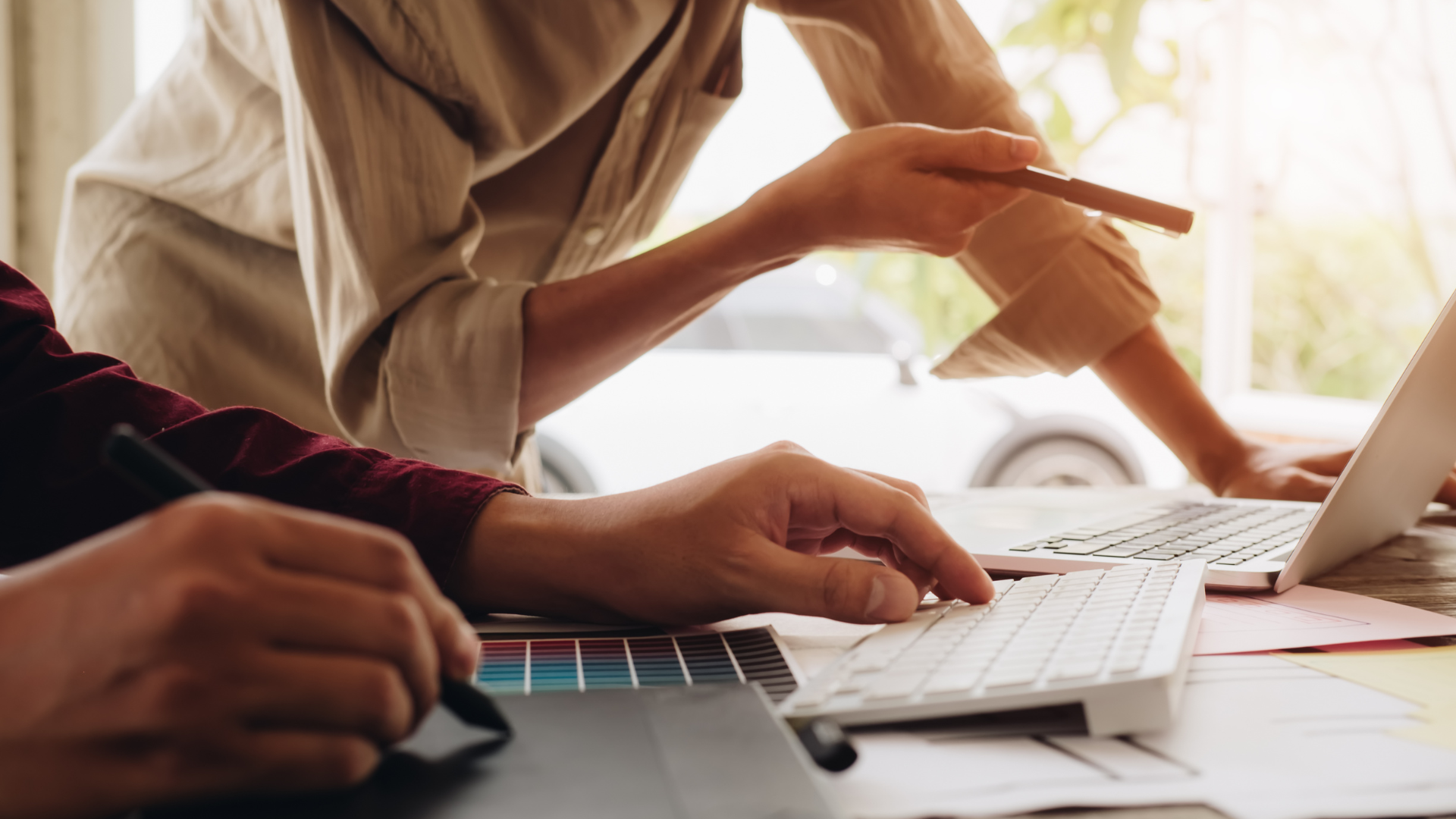 PCの前でデザインについての指示を出すデザイナー