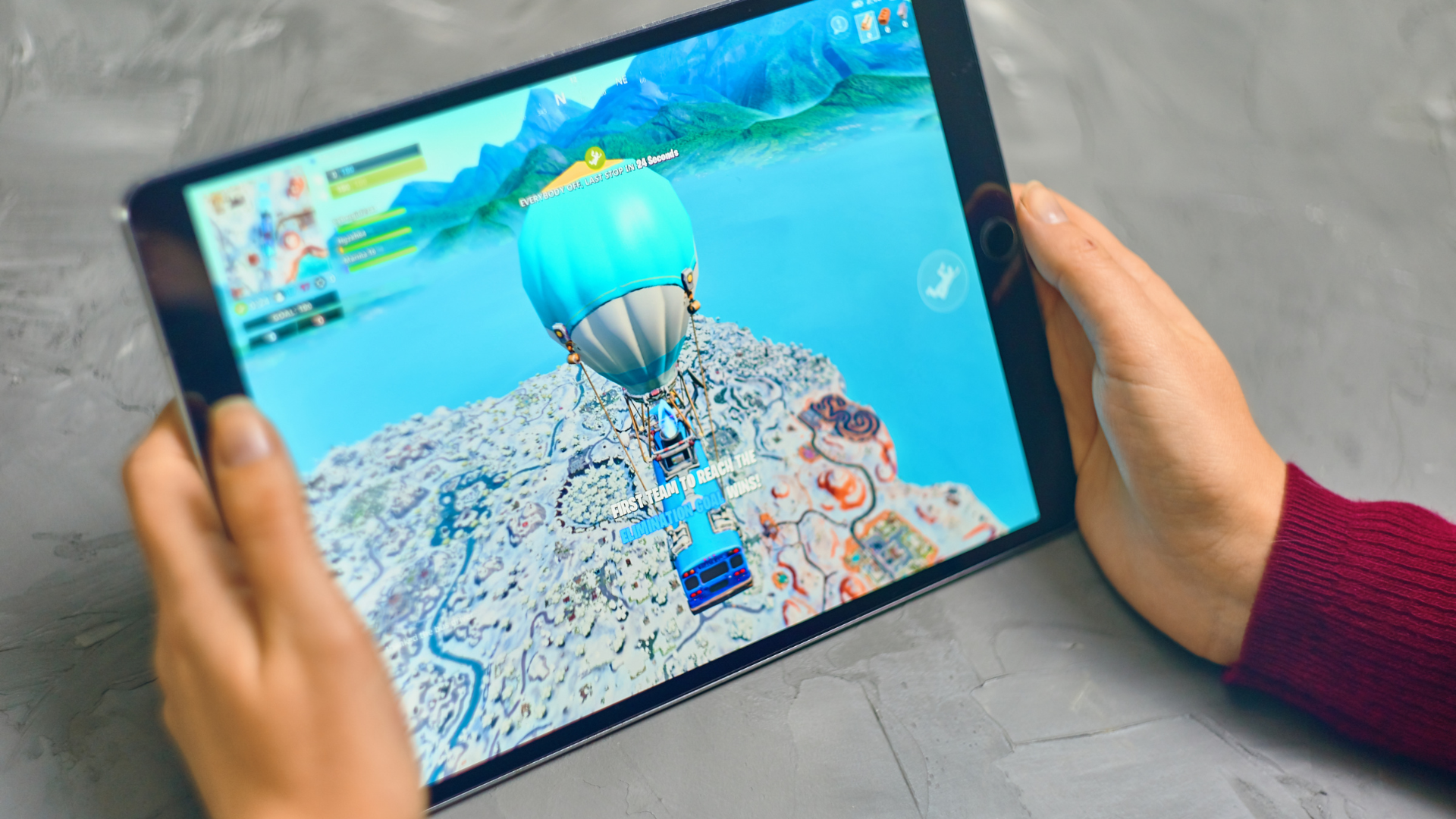 タブレットでゲームを楽しんでいる様子