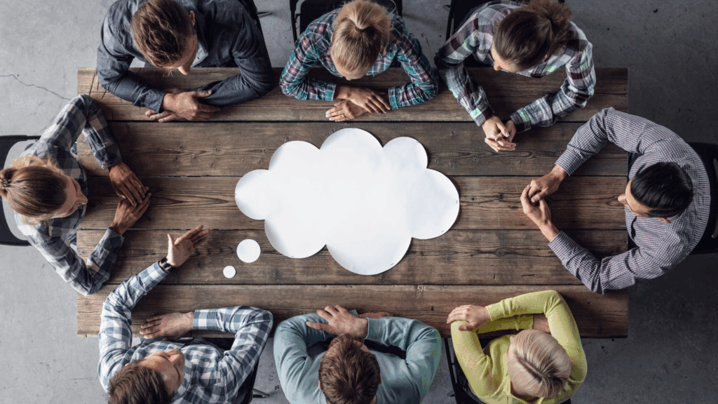 それぞれの分野の人が一つのテーブルを囲んでカジュアルに意見を交換している様子。