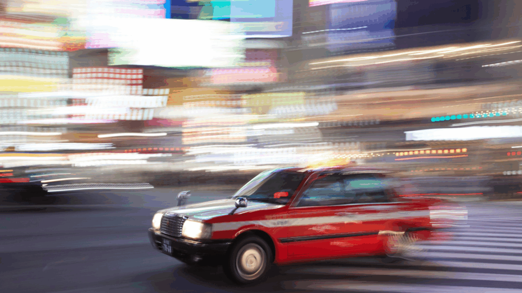 車がもうスピードで走っているCG画像