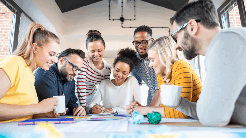 仲間が集まって一つのデザイン制作を一緒に仕上げている様子