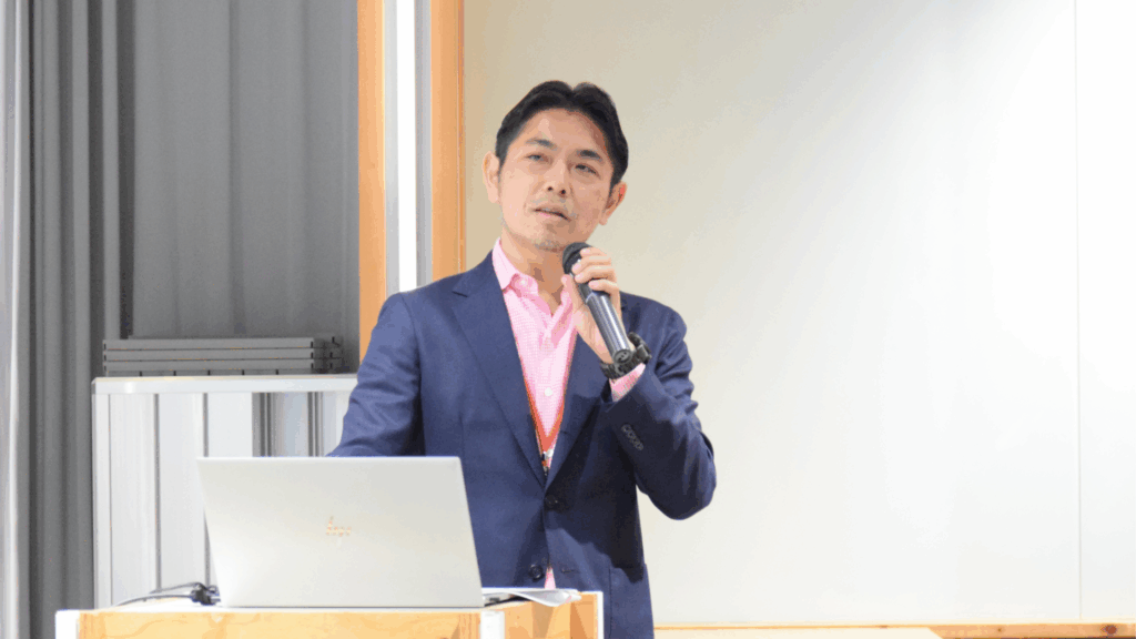 エイクエントカントリーマネージャの杉本がイベントで挨拶をしている様子