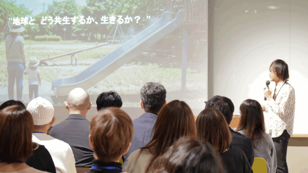 水野太氏が地球とどう共生するかを説明している様子