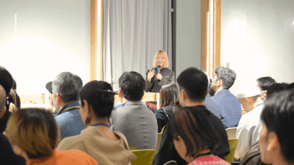 小林愛花氏が自身のマーケティングについて語る様子