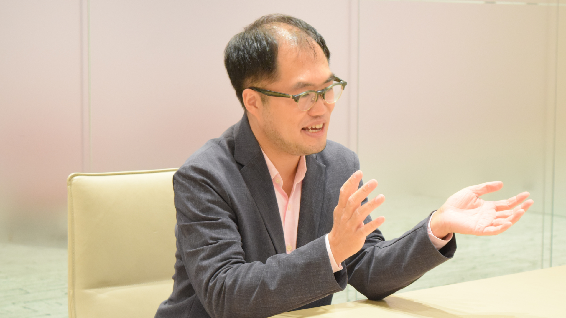 PwC社三山功氏がウインタビューで語る様子