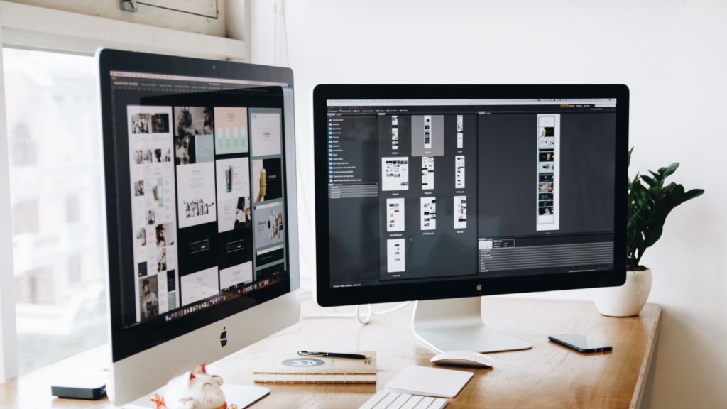 画面上に広告が映し出されているPC