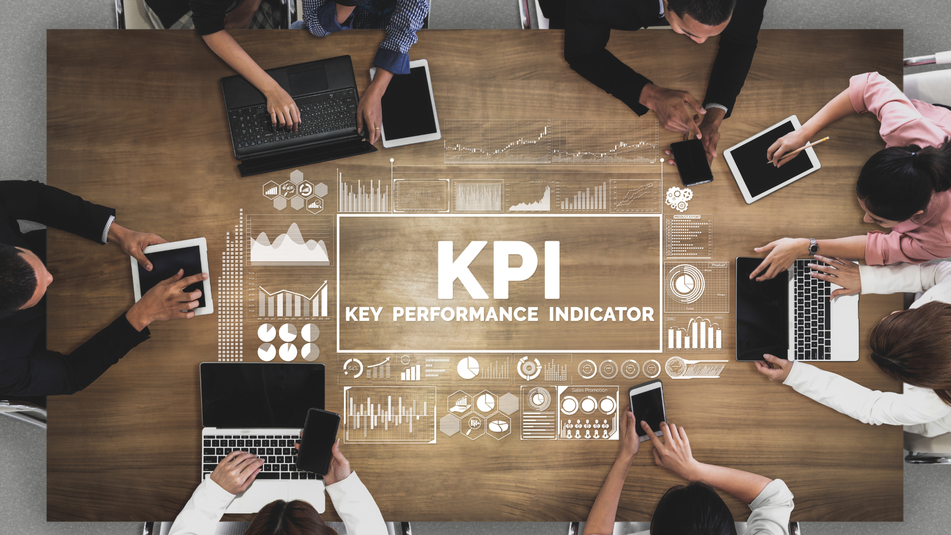 KPI、デジタルマーケティング用語についてテーブルを囲んで説明をしている様子