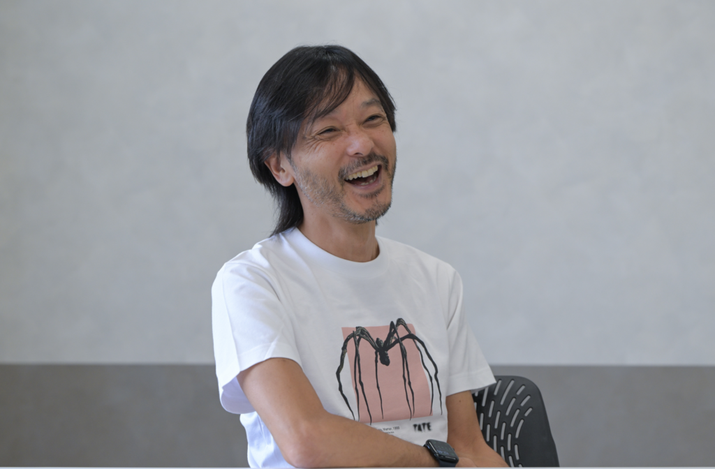 東京ガスのサービスデザイナー水野太氏がインタビュー取材にて笑顔で語っている様子