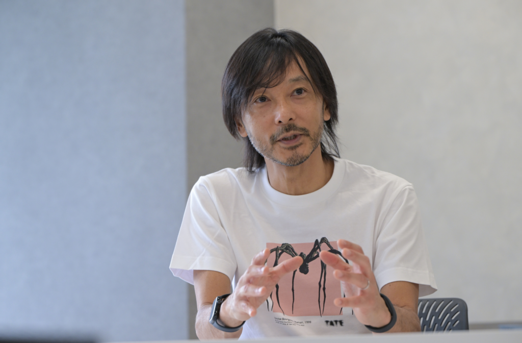 東京ガスのサービスデザイナー水野太氏がインタビュー取材で回答している様子