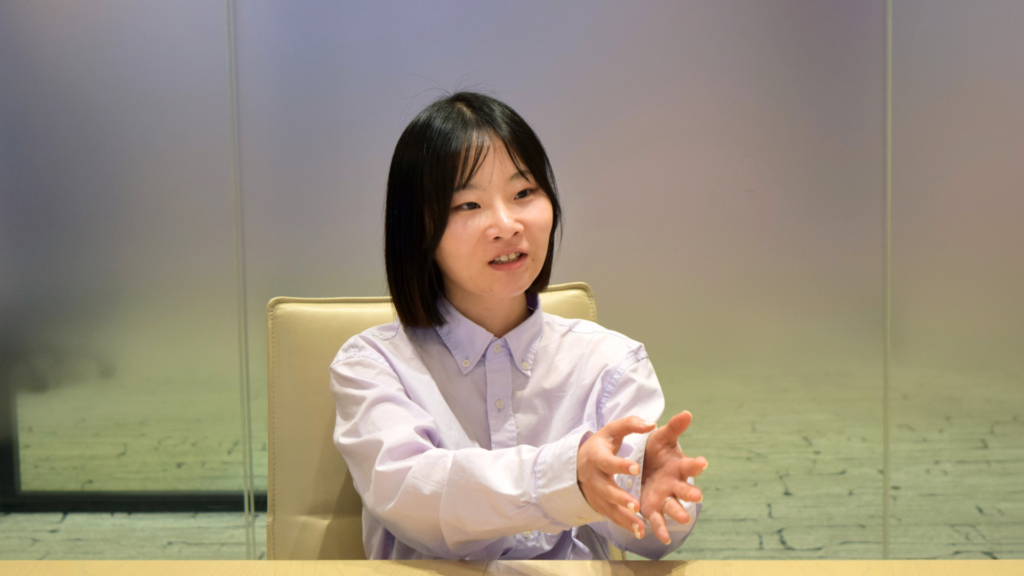 PwCコンサルティング社のMa氏がインタビューを受けて語っている様子