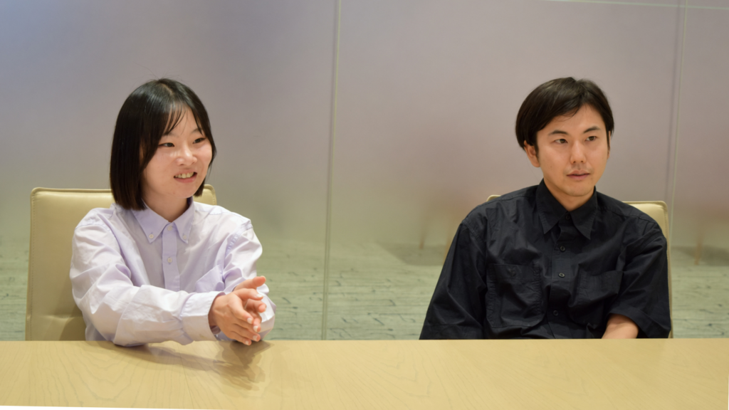 PwCコンサルティング社、相島氏とMa氏がインタビュー取材で答えている様子