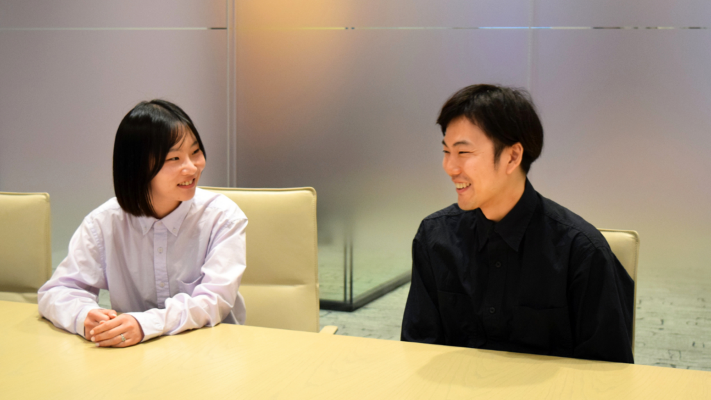 PwCコンサルティング社、相島氏とMa氏が笑顔でインタビューに答えている様子