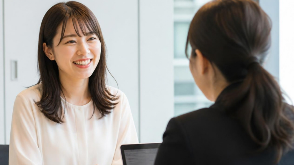 派遣社員と、派遣元の担当者が業務内容について相談している様子