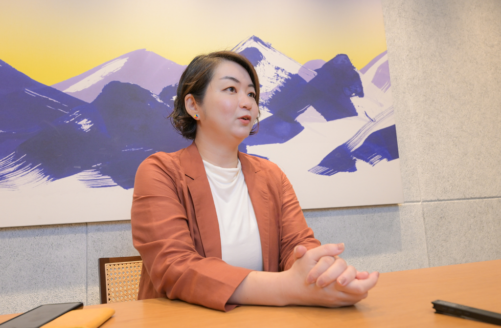 インタラクションデザイナーの中村麻由さんがインタビュー取材で回答している様子。