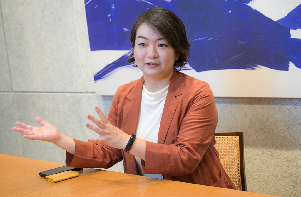 インタラクションデザイナー中村麻由さんがインタビュー取材に応えている様子。